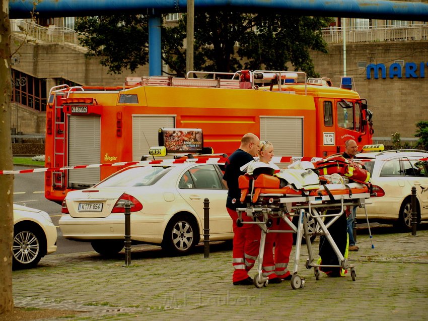 2 Denkmalkletterer hielten Feuerwehr und Polizei in Trapp Koeln Heumarkt P080.JPG